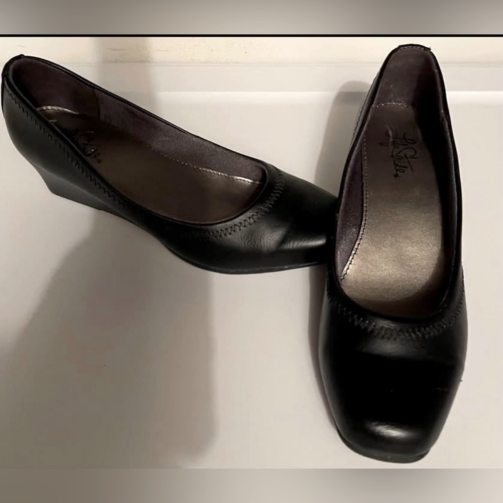 2 in black wedges size 9 in like new condition